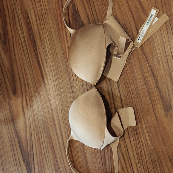 SKIMS Ultimate Push-Up Plunge Bra - Picture 6 of 15